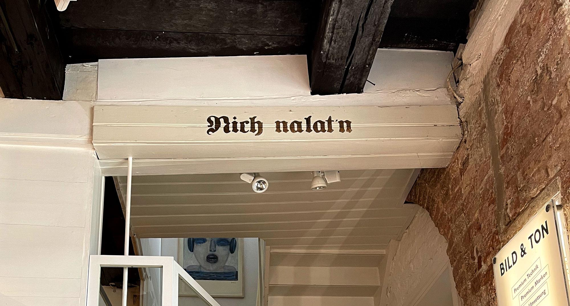 Schriftzug "Nich nalat'n" auf weißem Balken